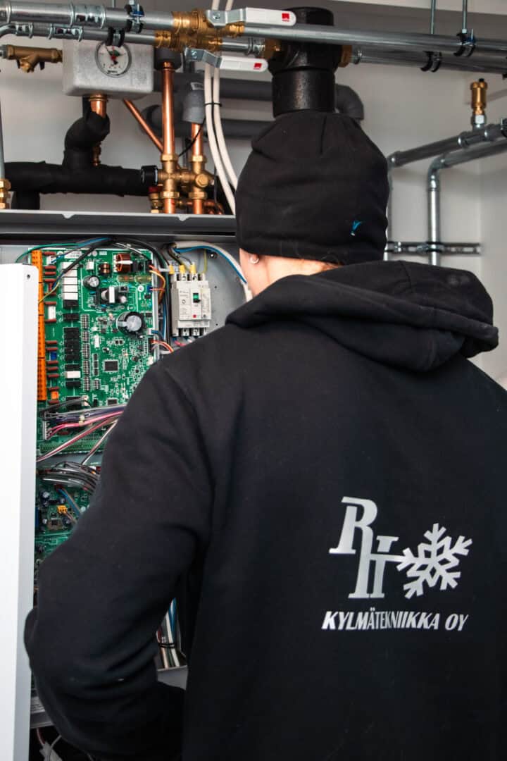 Rh Kylmätekniikan asentama Mitsubishi-merkkinen maalämpöpumppu