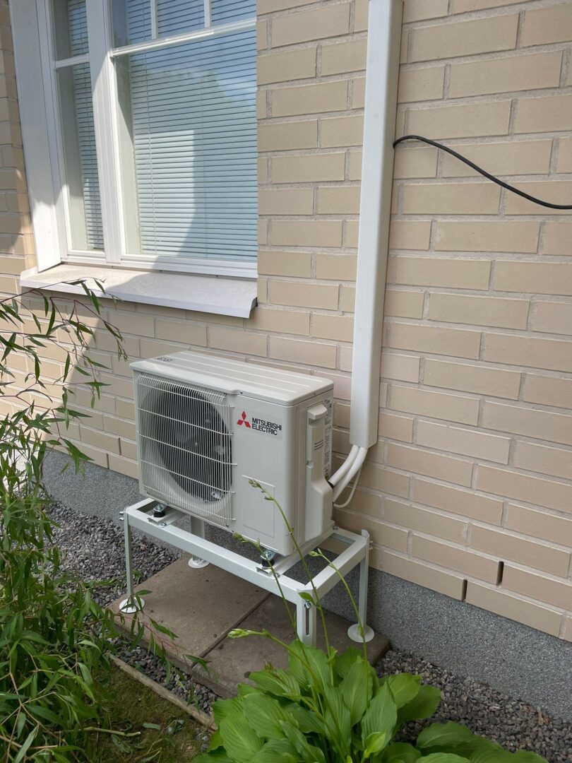 RH Kylmätekniikan asentama Mitsubishi LN35 ilmalämpöpumppu.